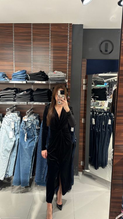 Göğüs Dekolteli Yırtmaç Detay Kadife Elbise-Siyah W0011686 resmi